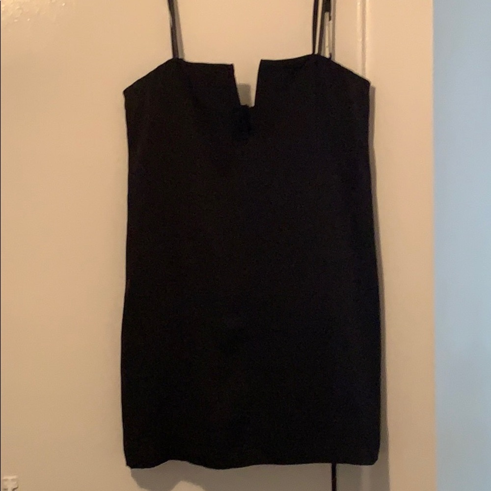 BCBG Maxazria Blk mini dress w/deep v - Size 10